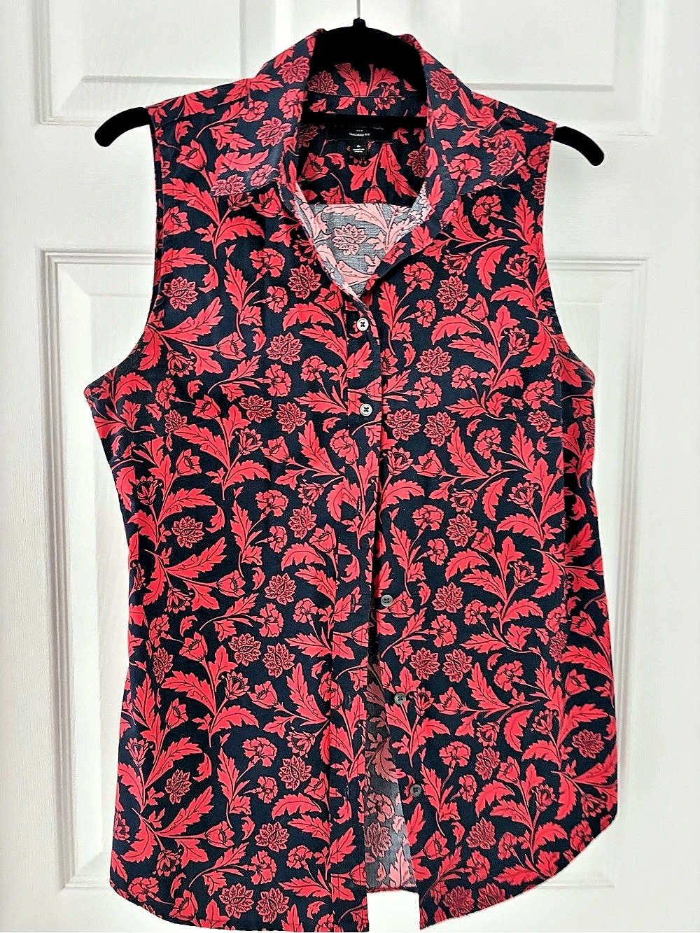 Banana Republic Floral Sleeveless Button Down in Black & Red Size 6